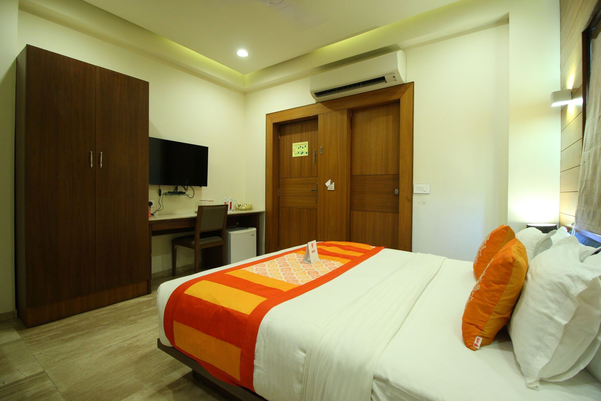 Oyo 8992 Hotel Kyra Ahmedabad Exteriör bild