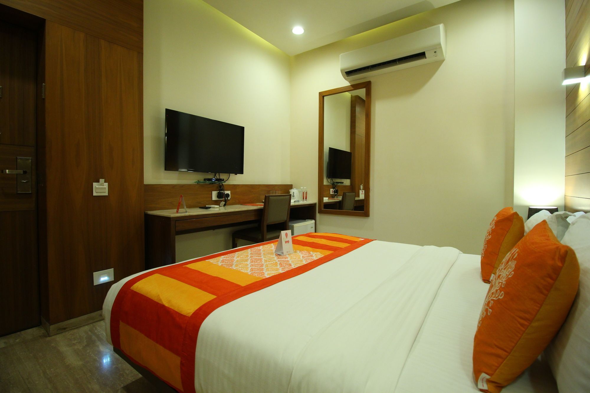 Oyo 8992 Hotel Kyra Ahmedabad Exteriör bild
